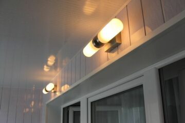 Монтаж розеток и светильников на балконе