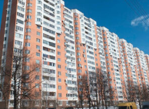Остекление пластиковыми окнами дома серии п-44м