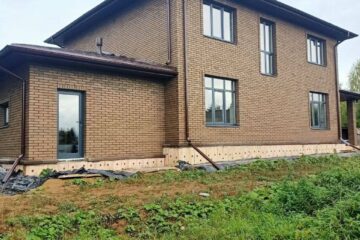 Остекление коттеджа цветными окнами Рехау