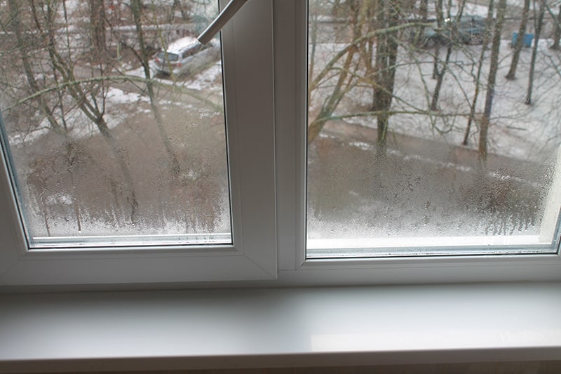 Конденсат на окнах внутри квартиры зимой