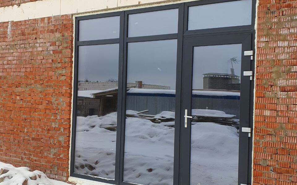 Распашные двери для коттеджа входные