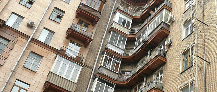 Остекление сталинских домов: выбор окон и особенности установки